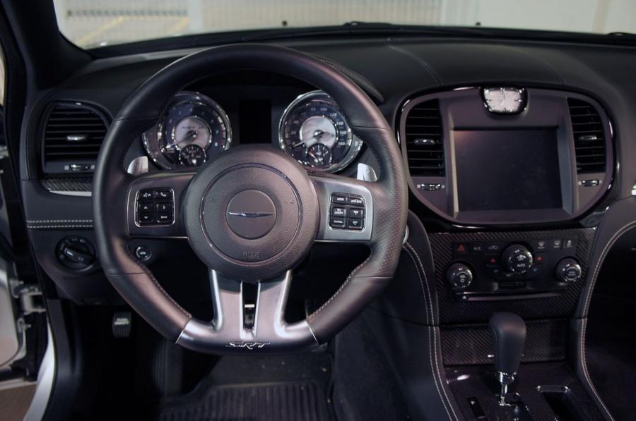  Chrysler 300C SRT8 2012 года  (фото 25 из 100)